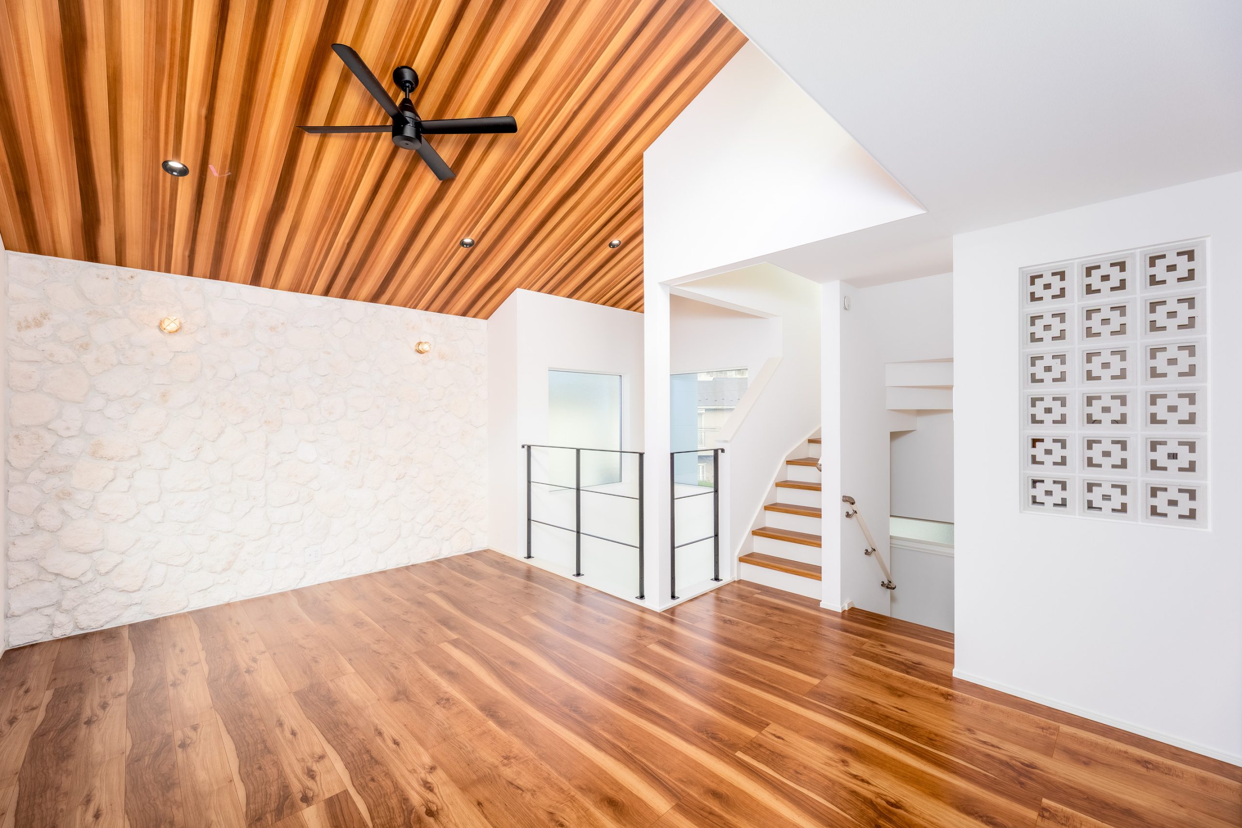 光と木が映える吹き抜けの家